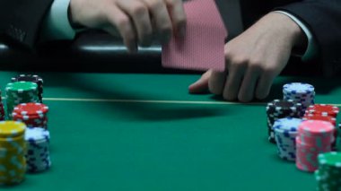 Poker oyuncu açılış kartları, as, çiftini gösterilen elinde zafer şans