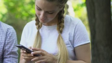 Akıllı telefonlar kullanarak, her diğer, genel kavram-in internet bağımlılığı görmezden gençler