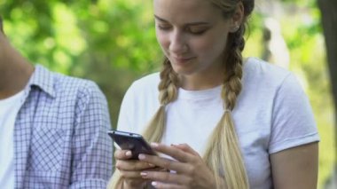 Gençler akıllı telefonlar, sosyal ağ bağımlılığı kullanarak Internet bağımlı