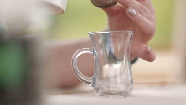 Леди Наливает Здоровый Травяной Чай Чашку Лечение Гомеопатии Профилактика Заболеваний — стоковое видео