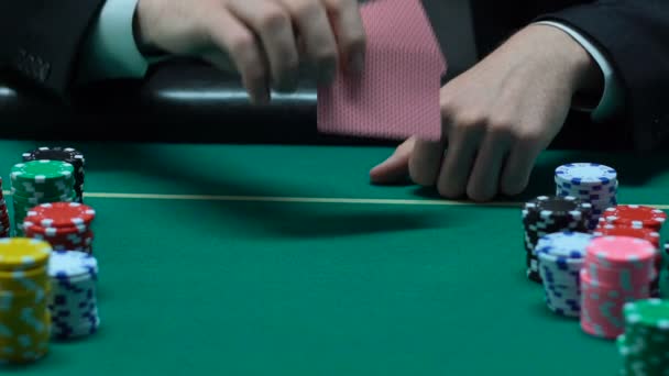 Pokerspieler Öffnet Karten Zeigt Zwei Asse Glück Den Händen Sieg — Stockvideo