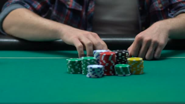 Débutant Joueur Poker Jetant Ses Cartes Perdre Tout Argent Les — Video