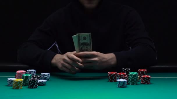 Hombre Seguro Mostrando Montón Dólares Que Ganó Jugando Casino Fortuna — Vídeos de Stock