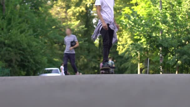 青少年骑滑板 青少年爱好作为叛乱和压力缓解 — 图库视频影像