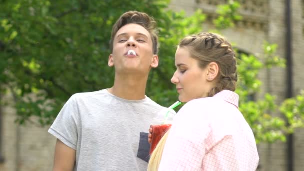 Feliz Pareja Adolescentes Divirtiéndose Juntos Masticando Chicle Bebiendo Refrescos Lento — Vídeos de Stock