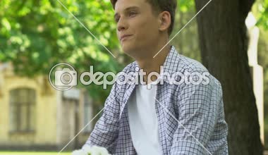 Adam endişelendiriyor, buket çiçek vermek, ilk aşk için güzel bir kız için çalışır