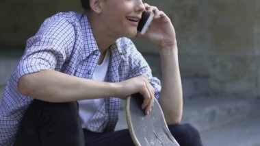 Gidecek genç çocuk arayan arkadaşlar smartphone, kaykay, hobi