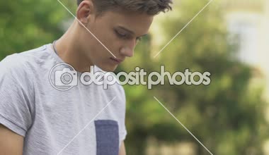 Kitap açık havada, okuma genç geçen sınava, çalışkan öğrenci hazırlama