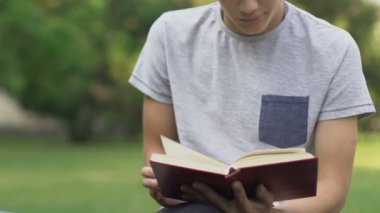 Genç çocuk sıkıcı kitap okuma quiz için hazırlanıyor öğrenmek için kendini zorlar