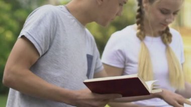 Açık havada birlikte eğitim sınıf arkadaşları, geleceği umut verici üniversiteye giriş