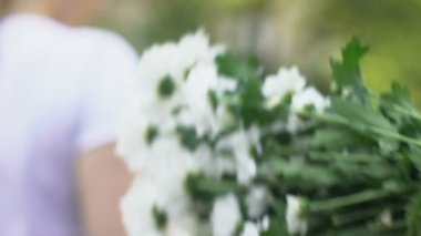 Genç oğlan kıza çiçek vererek closeup ihale ergenlik döneminde ilk aşk