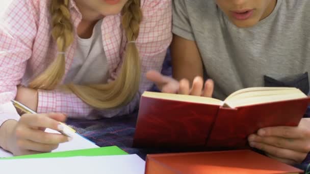 代の少年と少女の宿題を一緒に 困難な作業は不安 — ストック動画