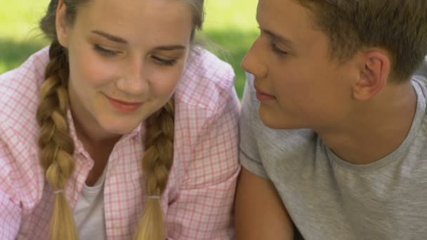 Menino Adolescente Olhando Com Amor Para Namorada Nuzzling Amor Puro — Vídeo de Stock