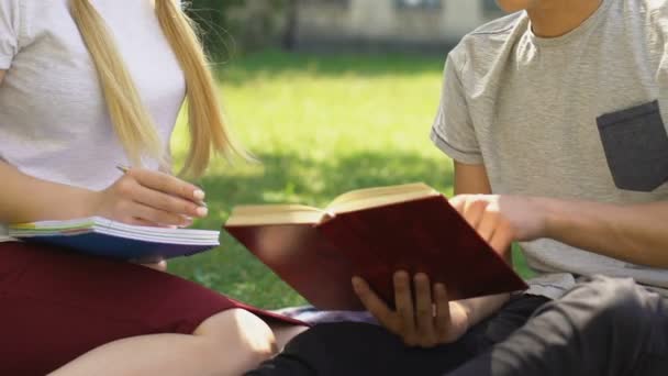 十几岁的男孩帮助女孩做作业 试图亲吻 青春期和荷尔蒙 — 图库视频影像