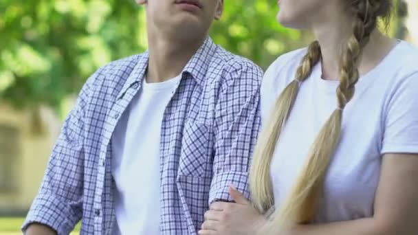 Adolescentes Nerviosos Hablando Falta Conocimiento Sobre Las Relaciones Con Sexo — Vídeos de Stock