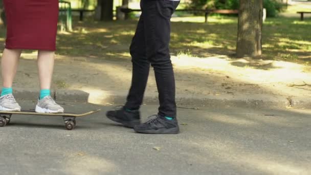 Boy Výuky Geek Dívka Jezdit Skateboardu Neobvyklé Přátelství Koníčky Mládí — Stock video