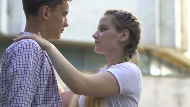 Tieners Kussen Buitenshuis Verlegen Relatie Verbergen Gezichten Achter Skateboard — Stockvideo