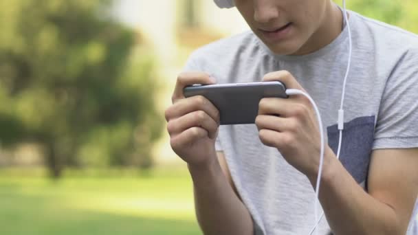 青少年在电话里玩电子游戏 紧张和烦躁 游戏障碍 — 图库视频影像