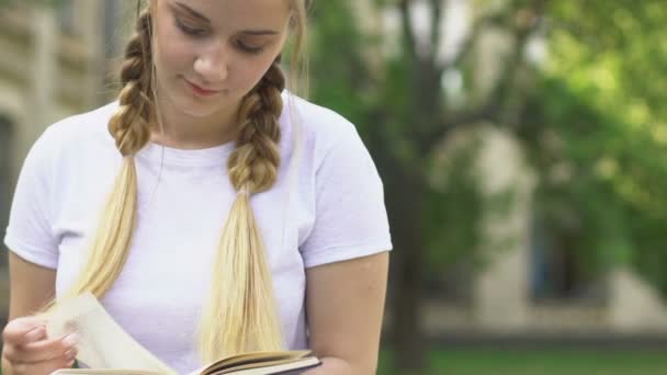 Ragazzo Timido Che Fiori Alla Ragazza Cercando Chiedere Data Rifiuto — Video Stock