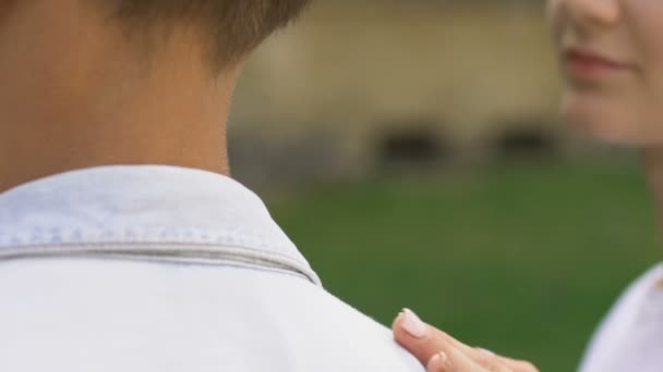 Joven Dama Abrazando Hombre Mirando Cámara Anticoncepción Publicidad Social — Vídeos de Stock