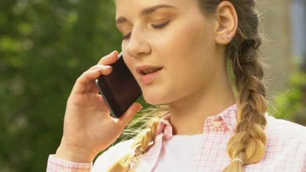 Счастливая Девочка Подросток Разговаривает Телефону Назначает Свидание Парнем Крупным Планом — стоковое видео