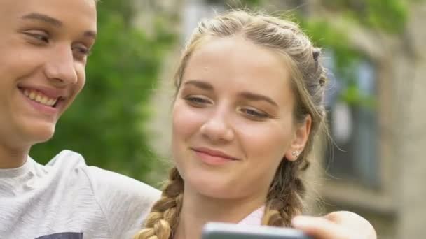 Selfie 自発的にキス女の子の少年 純粋な気持ちを取って十代のカップル — ストック動画