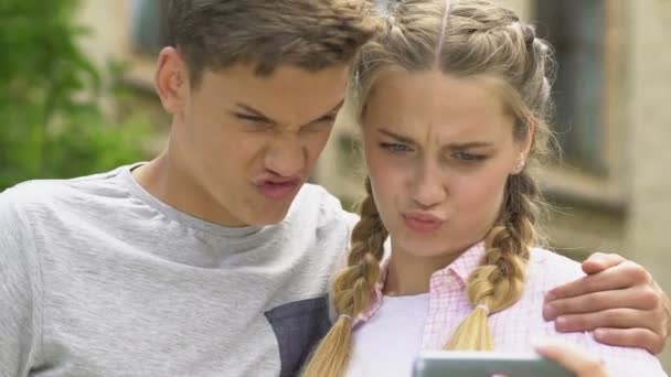 Couple Adolescent Faire Des Visages Prendre Selfie App Dans Smartphone — Video