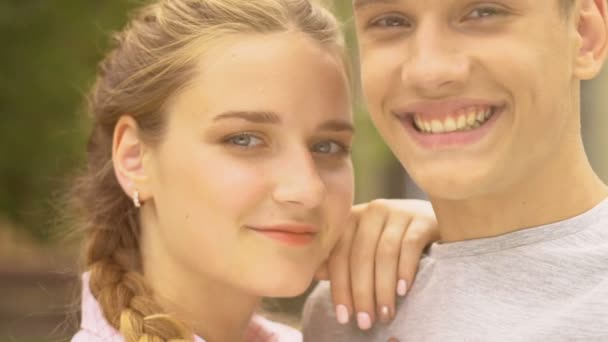 Adolescente Casal Olhando Para Câmera Conceito Educação Sexualidade Para Adolescentes — Vídeo de Stock