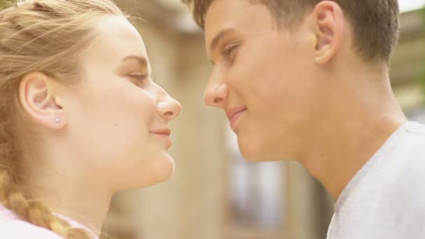 Teenage Par Nuzzling Första Kärlek Ren Förbindelser Tonåren Närbild — Stockvideo