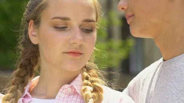 Garoto Beija Menina Conceito Cuidados Com Pele Adolescência Sem Acne — Vídeo de Stock