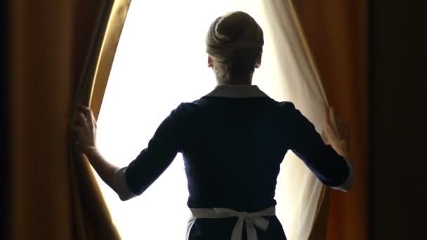 Покоївка Розкішного Готелю Відкриває Штори Найкращому Костюмі Йде Чисту Кімнату — стокове відео