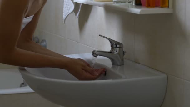 Vrouw Wassen Masker Gezicht Kijken Spiegelbeeld Spiegel Huidverzorging — Stockvideo