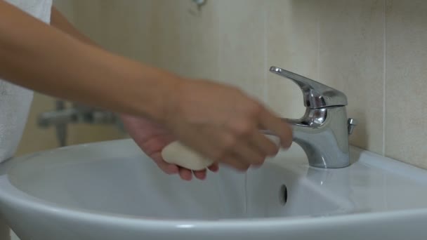 Lady Noggrant Tvätta Händerna Med Tvål Hygien Kämpa Mot Mikrober — Stockvideo