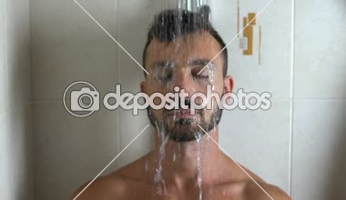 Duş altında duran, uzakta tüm sorunları yıkama zor iş gün adam sonra yorgun