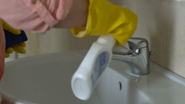 タップし 義務の解消を取得することを望むの洗剤を適用する主婦 — ストック動画