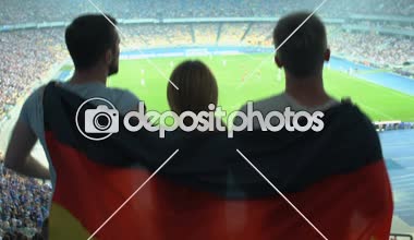 Kalabalık stadyum futbol maçı sırasında takım destekleyen Alman futbol taraftarları