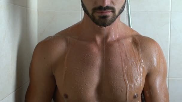 Hombre Atlético Guapo Tomando Una Ducha Relajándose Casa Después Día — Vídeo de stock