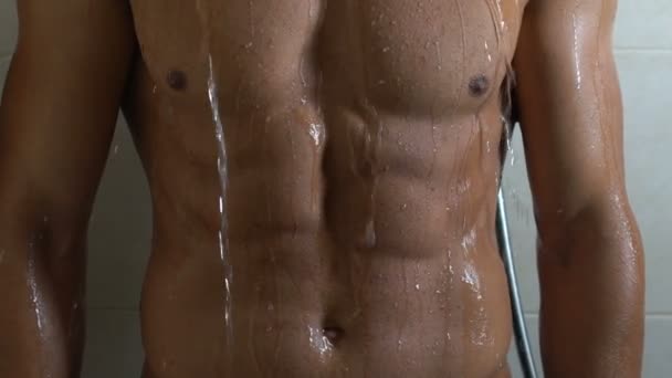 英俊的男人与运动躯干洗澡 健康的男性身体 阳刚之气 — 图库视频影像
