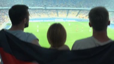 Ulusal Takım Şampiyonası finalleri destekleyen neşeli Alman futbol taraftarları
