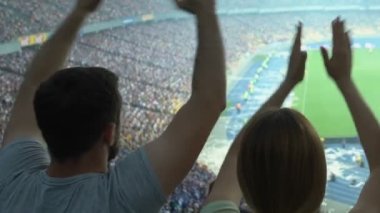 Kalabalık stadyum futbol maçı sırasında alkışlayan destek takım futbol hayranları