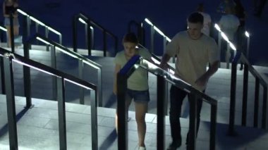 Birkaç genç adam ve Alışveriş Merkezi, büyük şehir hayatı merdiven artan kadın