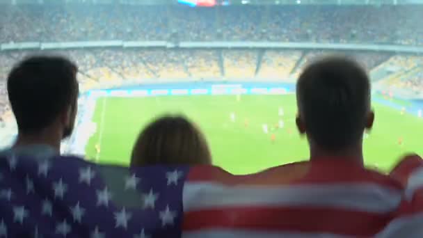 Kalabalık Stadyum Üzerinde Takım Futbol Sırasında Destekleyen Amerikan Futbol Taraftarları — Stok video