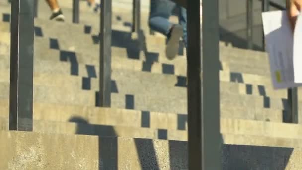 Дорога Успеху Молодые Люди Поднимающиеся Лестнице Здании Университета — стоковое видео