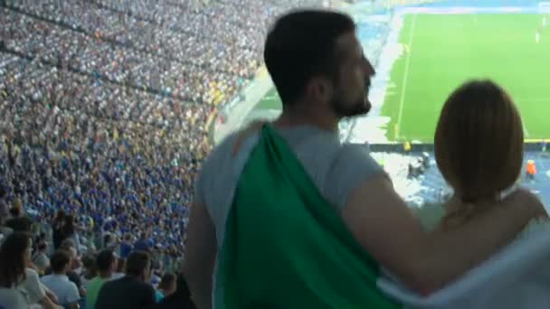 Χαρούμενα Ιταλικό Ποδόσφαιρο Οπαδοί Υποστηρίζουν Την Εθνική Ομάδα Τελικός — Αρχείο Βίντεο