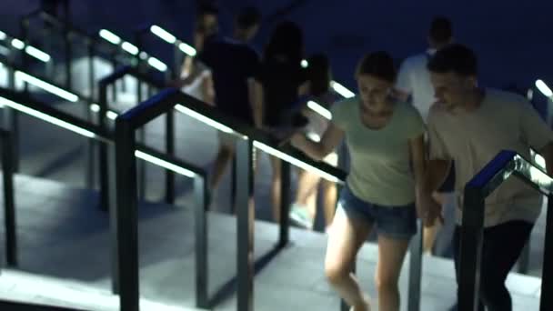 Pareja Romántica Subiendo Escaleras Disfrutando Cita Nocturna Megalópolis Abarrotadas — Vídeos de Stock