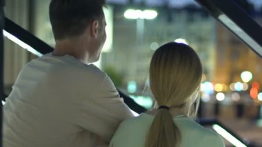 Tatlı çift şefkatle gece şehir meydanında, mutluluk romantik tarihte sarılmaya