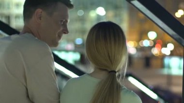 Mutlu çift romantik tarih alışveriş merkezi merdiven azalan şehirde, zevk