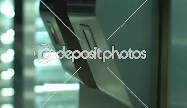 Modern güvenlik kontrolünde, geçen kadın kimlik tarayıcı dokunmadan