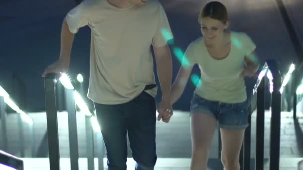 Novio Novia Tomados Mano Paseo Nocturno Por Ciudad Iluminada — Vídeos de Stock