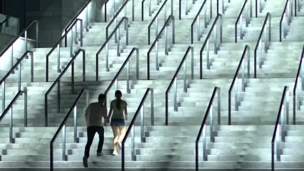 Pareja Romántica Cogida Mano Escalera Iluminada Ascendente Fecha Por Noche — Vídeo de stock